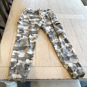 Camo pants with cargo pockets, elastic waist and elastic ankle